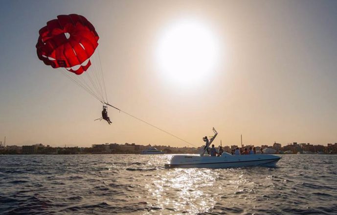 Parachute ascensionnel à Hurghada Le parasailing à Hurghada est l'une des plus belles excursions à Hurghada, avec une expérience excitante et merveill'