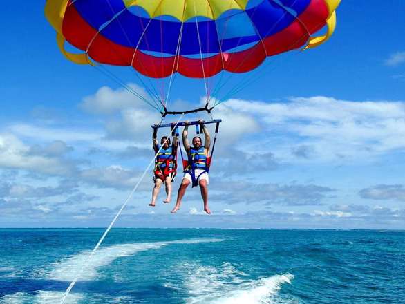 Parachute ascensionnel à Hurghada Le parasailing à Hurghada est l'une des plus belles excursions à Hurghada, avec une expérience excitante et merveill'
