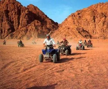 Super Safari Hurghada – 3 Std. Quad, Wüstendinner & Show